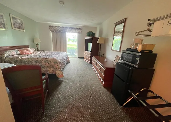 Colonial Brick Inn & Suites